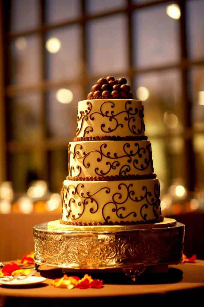 sarah-and-dave-wedding-cake